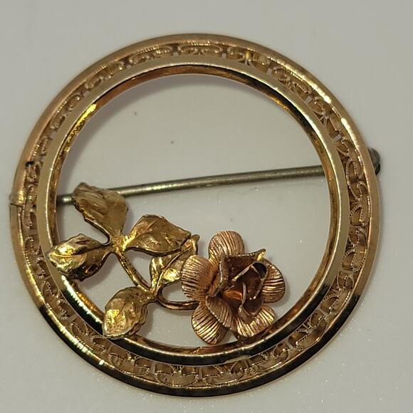 Krementz Jewelry - Vintage Krementz 14K Gold Overlay Rose Circle Brooch Pin